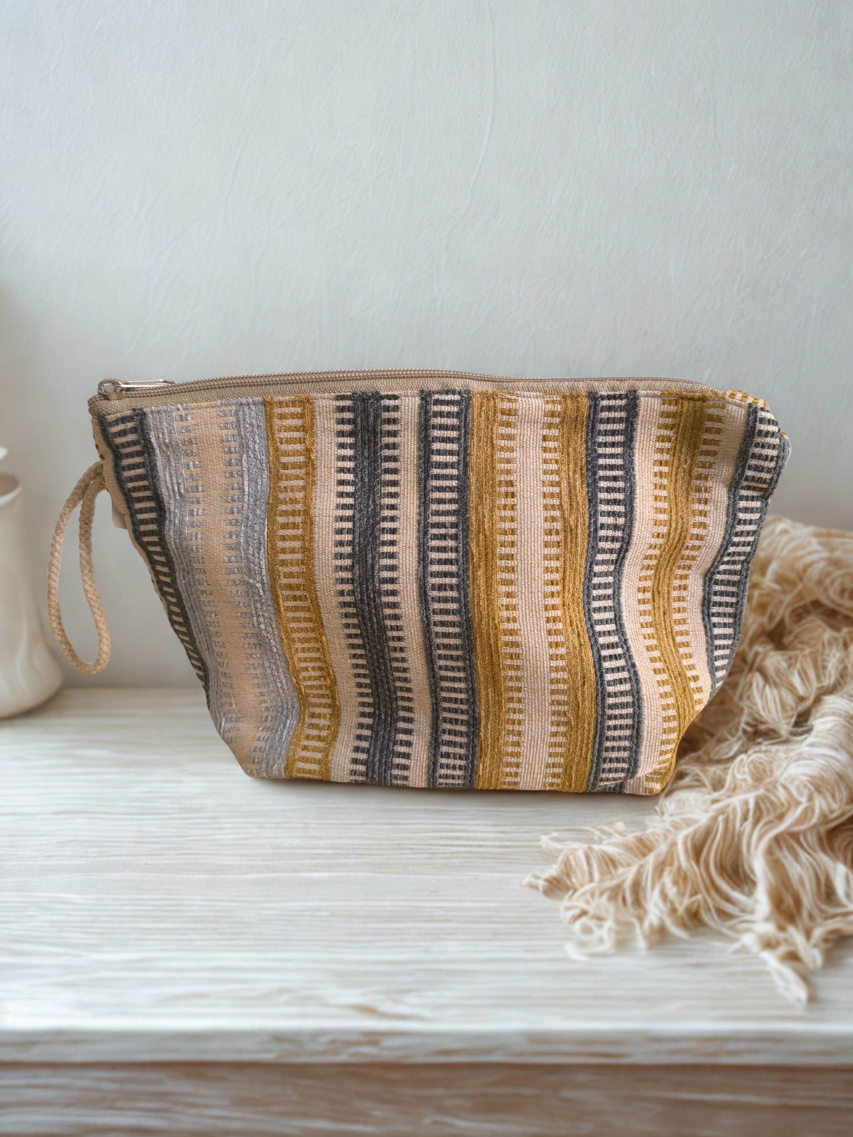 Grande Pochette Jacquard "Tron" – Rayures Moutarde & Gris (30x19 cm)