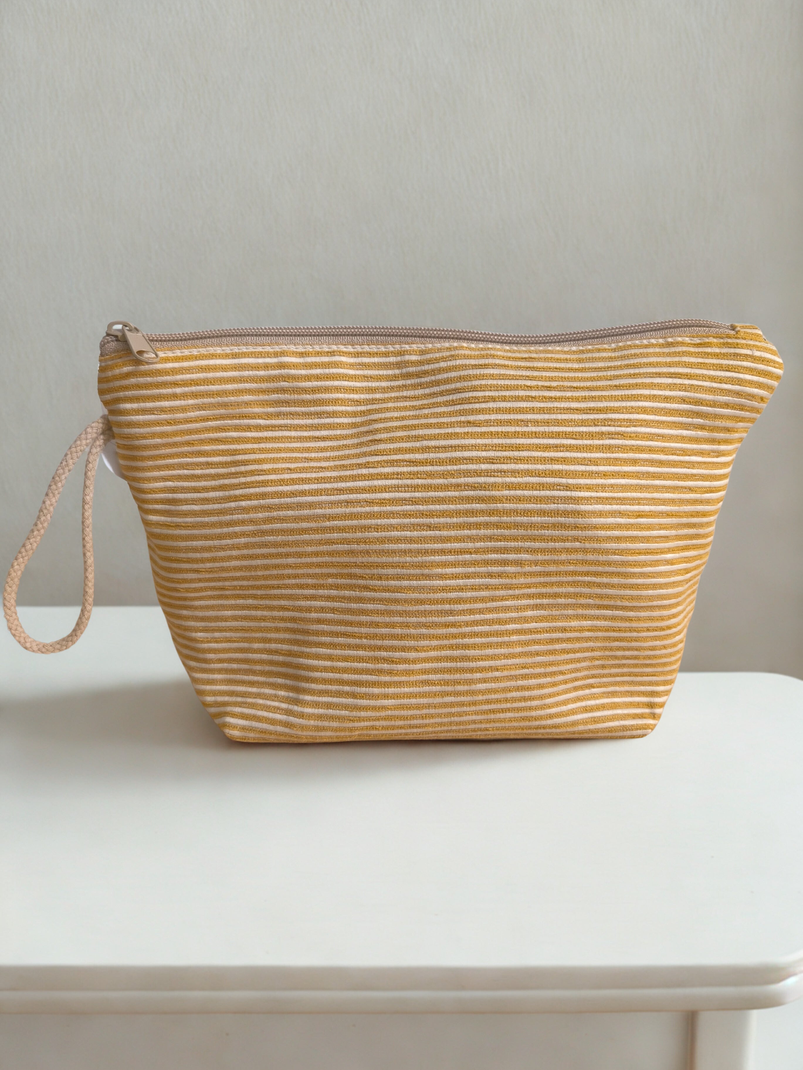 Pochette Jacquard "Sienne" – Rayures Fines & Esprit Méditerranéen