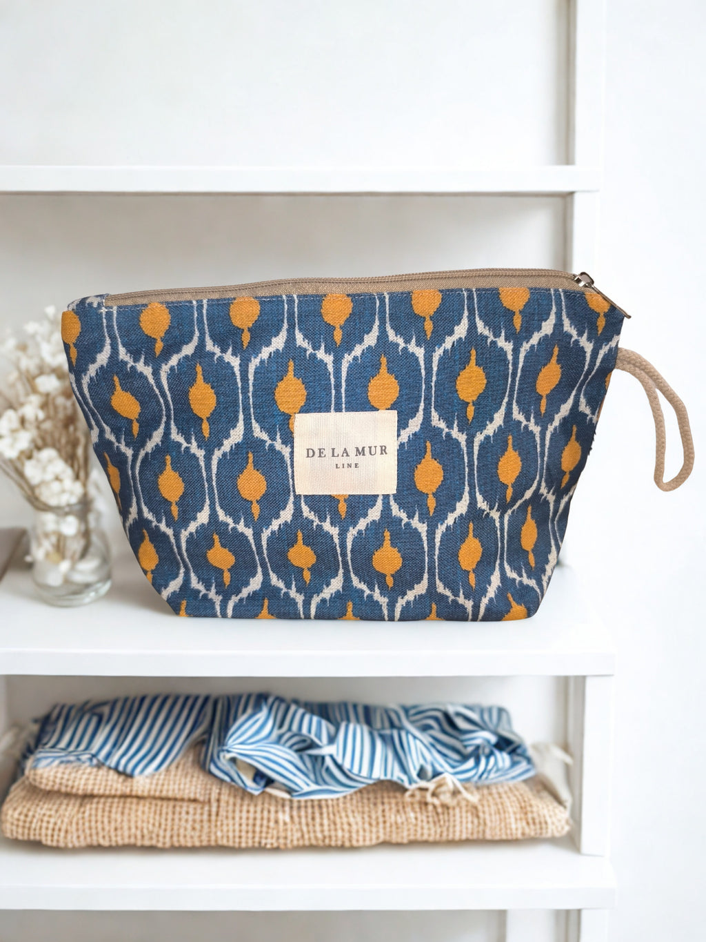 Grande Pochette Jacquard "Odyssée" – Bleu Indigo & Ambre